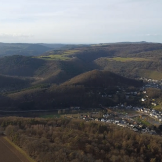 Obernhof mit Weinähr im Hintergrund