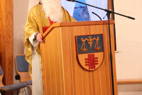 Nikolaus am Rednerpult.