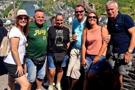 Menschen auf der Burg mit Blick auf die Mosel Menschen auf der Burg mit Blick auf die Mosel