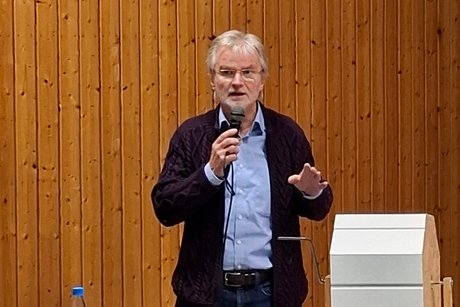 Der stellvertretende B&uuml;rgermeister Dirk Kessler spricht Gru&szlig;worte.