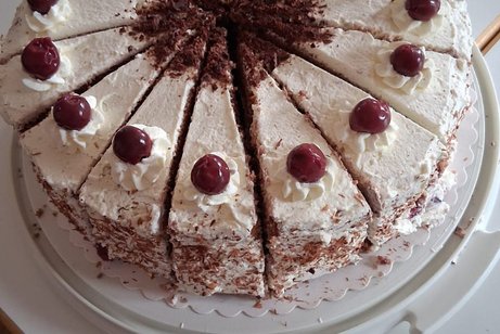 Sahnetorte mit Kirschen