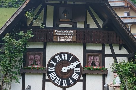 Größte Kuckucksuhr der Welt. Rückseite mit Uhr und Kuckuck.