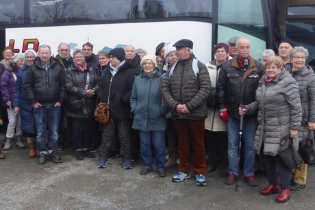 Gruppenbild der Teilnehmer vor dem Reisebus