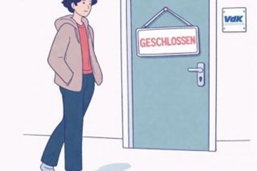 Eine Person steht vor einer T&uuml;r, die mit "geschlossen" gekennzeichnet ist.