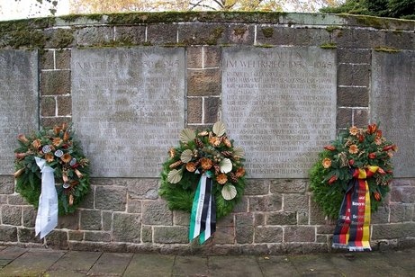 Es sind drei Kränze zu sehen, die am Ehrendenkmal hängen. Von der Stadt Kirchheimbolanden, den Reservisten und des VdKs.