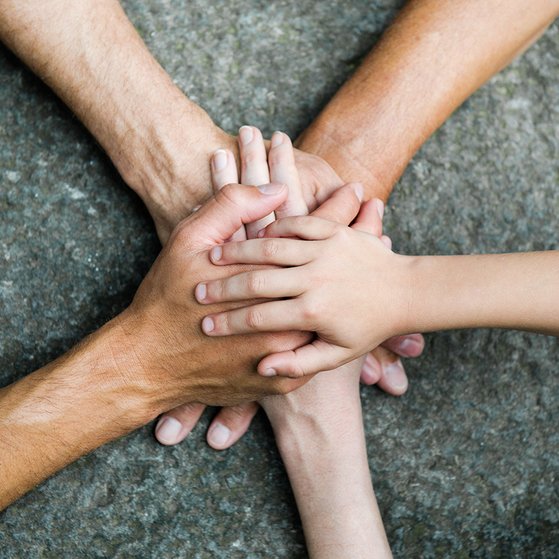 Hände zusammen für die VdK Gemeinschaft Fünf Personen legen jeweils eine Hand aufeinander, so dass ein Kreis bzw. ein Stern entsteht