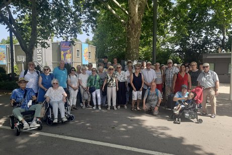 Vor dem Eingang des Parks