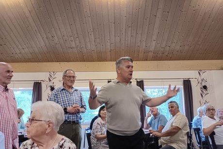 Der Landrat Miroslaw Kowalski h&auml;lt eine Ansprache.