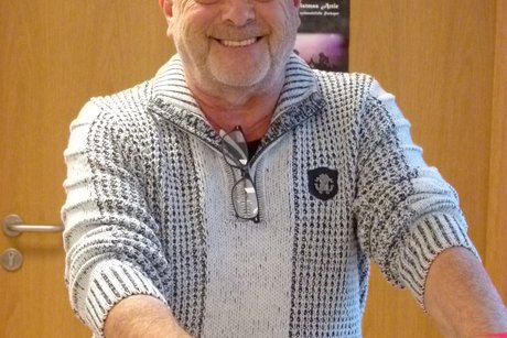 Kassenverwalter Wolfgang lächelnd
