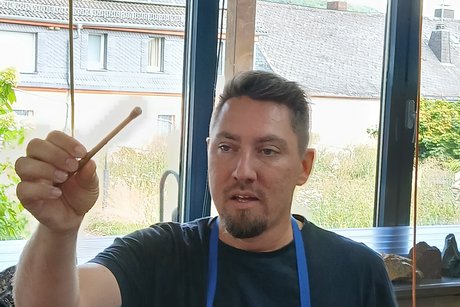 Eine Einführung in die Kunst des Edelsteinschleifen wurde uns durch eine Führung im Edelsteinhaus Erwin Hess gezeigt. Im Edelsteinhaus Erwin Hess wurde uns gezeigt wie Edelsteine geschliffen werden.