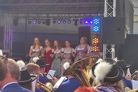alte und neue Weinköniginen