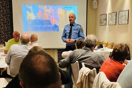 Herr Schoppet (Polizist) beim Referat über Betrugsmaschen im Internet