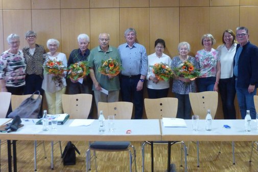 Personengruppe bestehend aus altem und neuem Vorstand