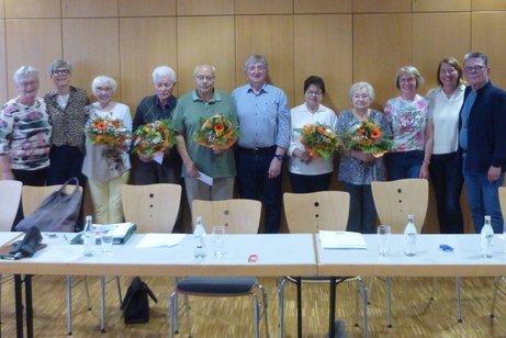Personengruppe bestehend aus altem und neuem Vorstand