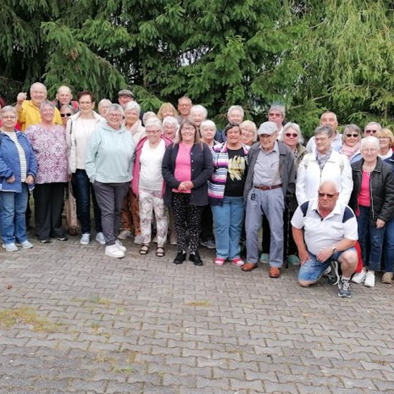 Foto mit Frauen und M&auml;nner eine Frau im Rollstuhlvor einem Wasserspiel