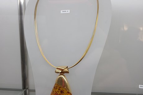 Natürlich auch nicht immer fürs kleine Portemonnaie. Diese Kette mit Bernsteinanhänger kostet 5490,-€ Eine Goldkette mit Bernsteinanhänger für 5490,-€