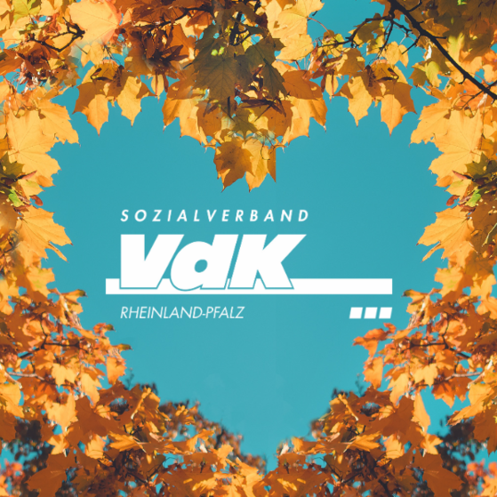 Buntes Herbstlaub vor türkisfarbenem Hintergrund, in der Mitte das VdK-Logo