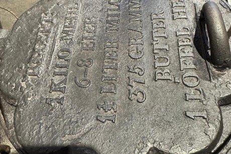 Denkmal Denkmal mit Inschrift graue runde Platte