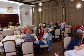 Glückliche Frauen beim Frühstück