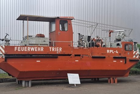 altes Feuerwehrboot