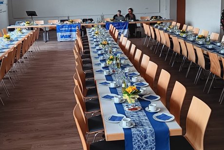 Festlich gedeckte Tische