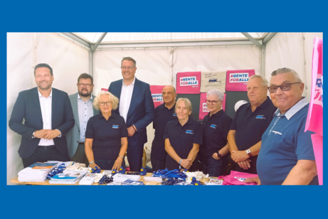 Acht Frauen und Männer stehen mit Werbemitteln in einem Stand.