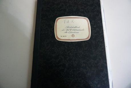 Aufkleber auf Protokollbuch: mit der Schrift VdK Protokollbuch des VdK Ortsverbandes Mainz-Ebersheim