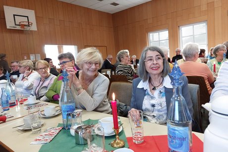 Mitglieder und Gäste bei der Feier