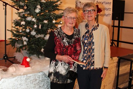 Potpourri an Eindrücken zur Weihnachtsfeier zwei Frauen stehen nebeneinander