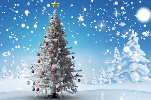 Weihnachsbaum in Schneelandschaft