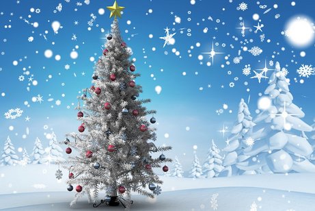 Weihnachsbaum in Schneelandschaft