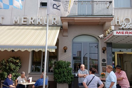 Vor dem Hotel.