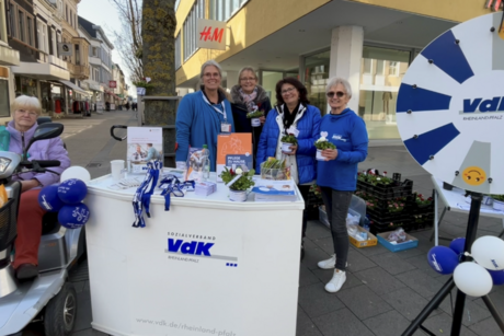 die VdK Kreisfrauenbeauftragte Andrea Pizzato (rechts im Foto) und ihre VdK Mitstreiterinnen Brigitte Holl, Michaela Seuser, Anette Schöning und Christiane Flössel (von links nach rechts).