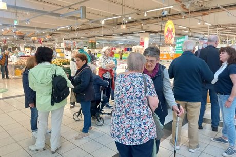 Sammeln im Markt - gleich geht's los.