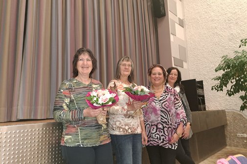 Vier Frauen ,2 erhalten Einen Blumenstrauß