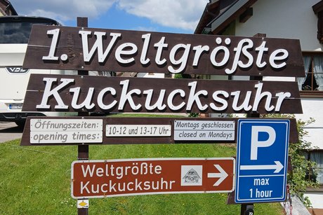 Weltgrößte Kuckucksuhr Beschriftung, Weltgrößte Kuckucksuhr
