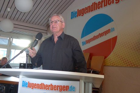 Ortsverbandsvorsitzender Heinz Ulrich bei seiner Rede auf der Mitgliederversammlung 2025