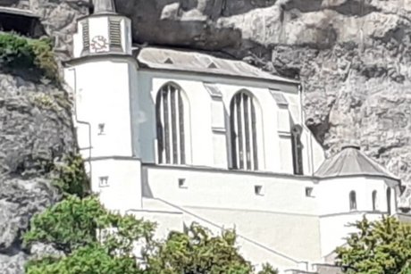Felsenkapelle. Die Felsenkapelle in weiß eingebaut in den grauen Fels.