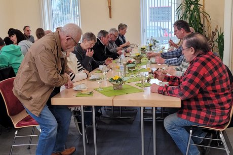 Es gab Gulaschsuppe mit Brot, Finger-Food und Getr&auml;nke