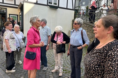 Stadtführung Eine Gruppe erhält Erklärungen zur Geschichte von Monschau