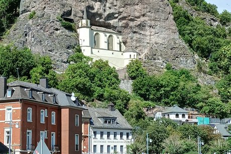 Nach unserem Kaffeekränzchen ging es dann nach Idar - Oberstein. Zu sehen ist hier die Felsenkapelle in Idar - Oberstein