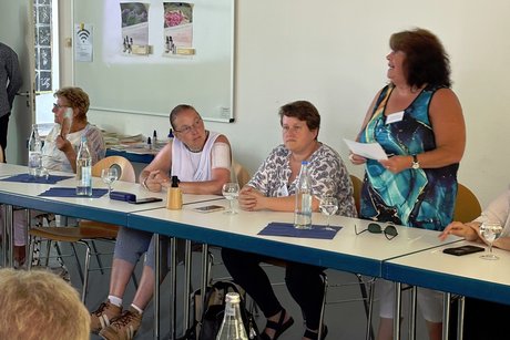 Das Bild zeigt die eingeladenen Damen der Veranstaltung