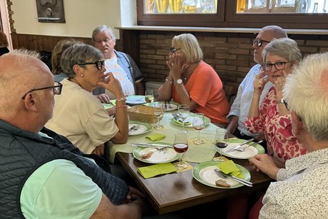 Liebe Gäste bei der Weinprobe Gäste