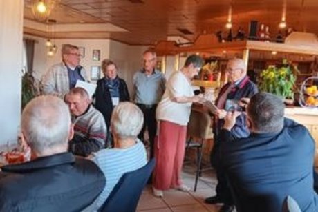 Kreistagsvorsitzende Heidi Schneider überreicht die goldene Nadel an Emil Morsch Ortsverbandstag