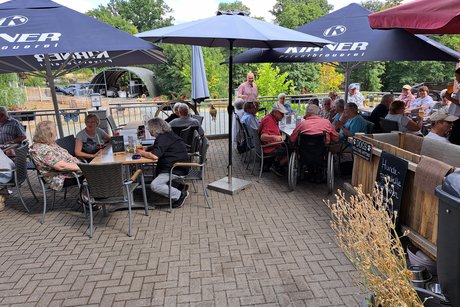 Mehrere Personen auf der Restaurant-Terrasse