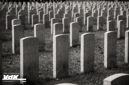 Volkstrauertag Grabsteine in schwarz-weiß
