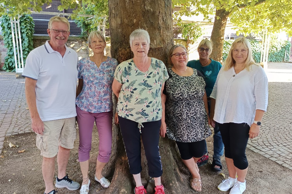 Sechs Mitglieder des Vorstandes unter einem Baum stehend