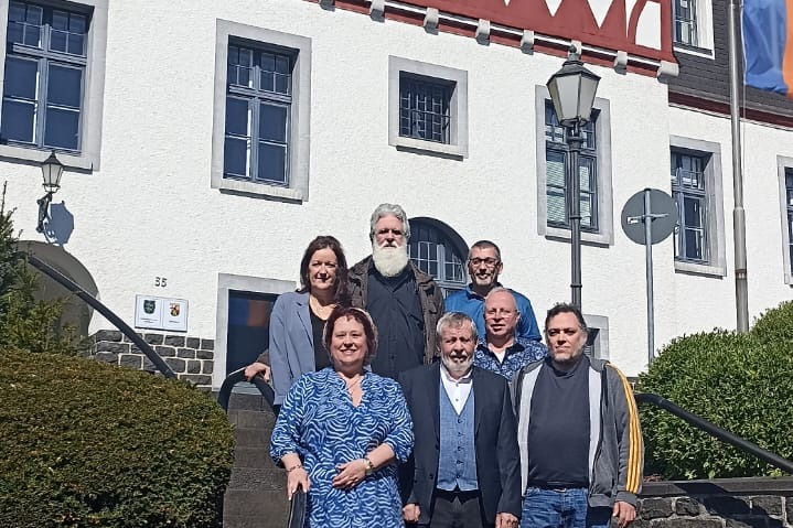 Vor der Verbandsgemeinde Rennerod auf Treppe neben dem Brunnen im April 2025 . 50.607645, 8.066133 Koordinaten