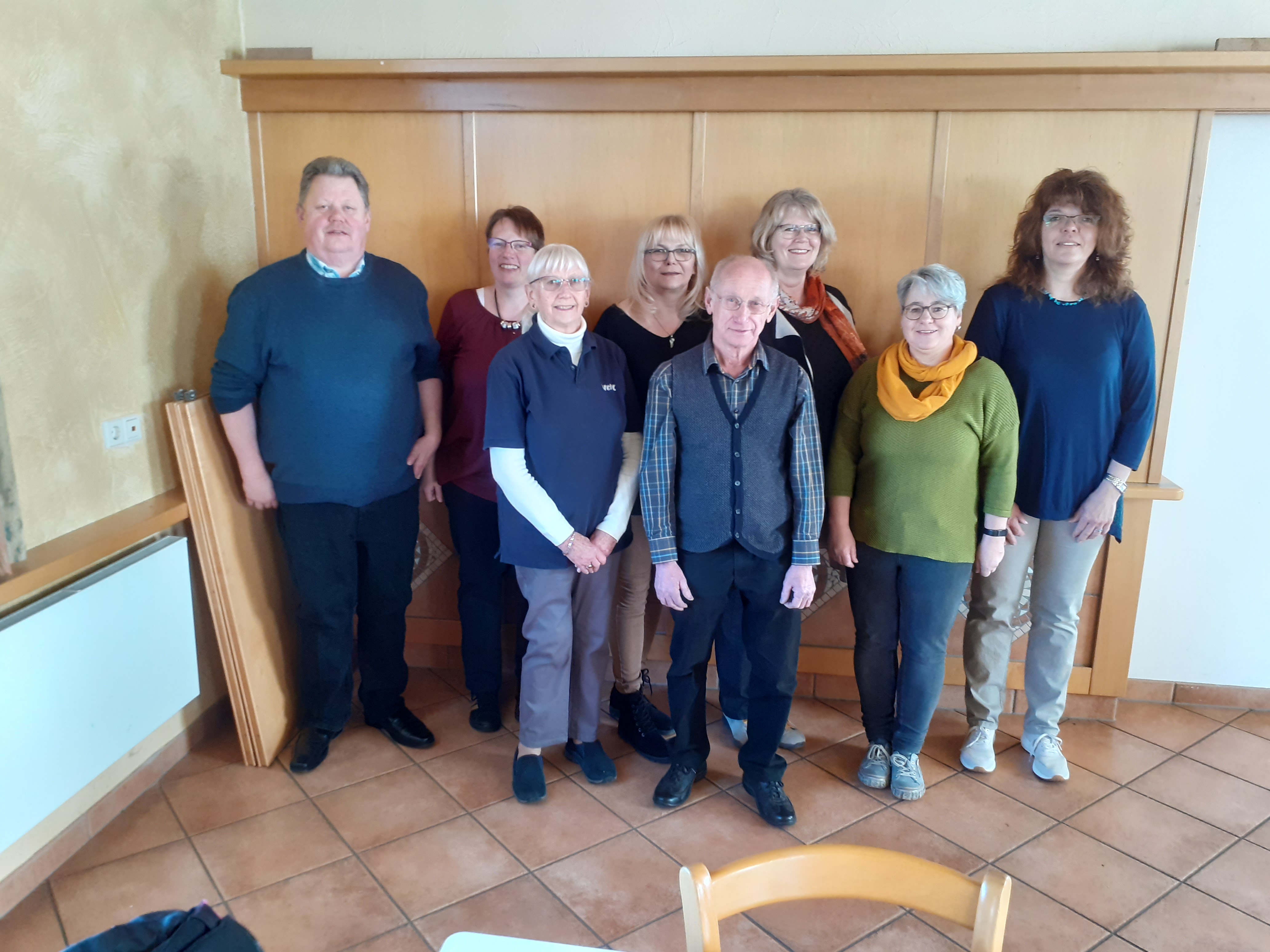 Von links nach rechts: Stellv. Ortsvorstand Pia Becker, Kassenwart Ulrike Juli, Frauenbeauftragte Ute Smith, Beisitzer Paul Babilon und Martina Links, Schriftführerin Gudrun Pillmeier, Stellv. Frauenbeauftragte Nancy Wenzel und Ortsvorstand Uwe Wenzel