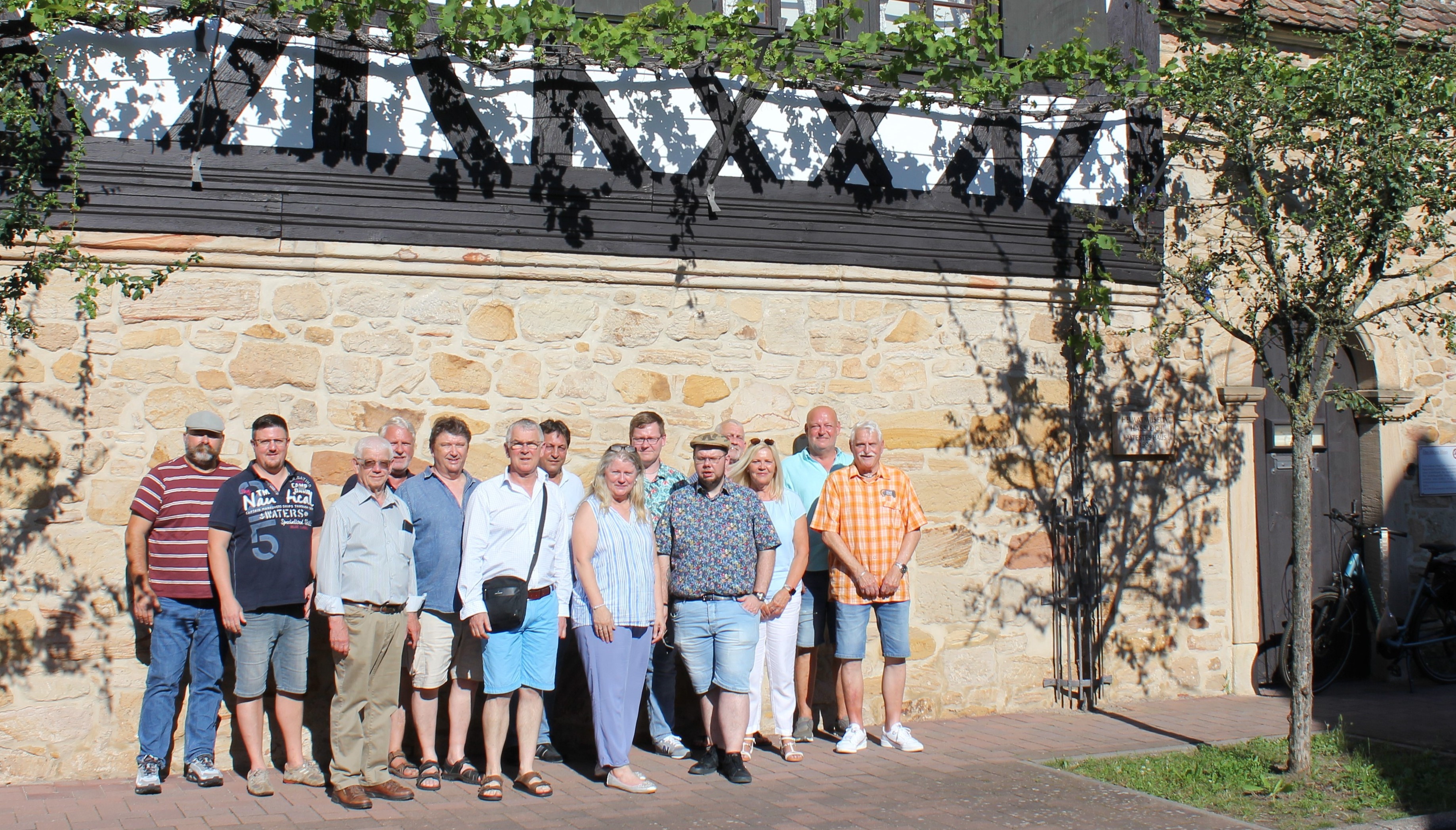 Die Vorstandschaft des VdK-Ortsverbandes Haßloch vor dem ältesten Haus von Haßloch.